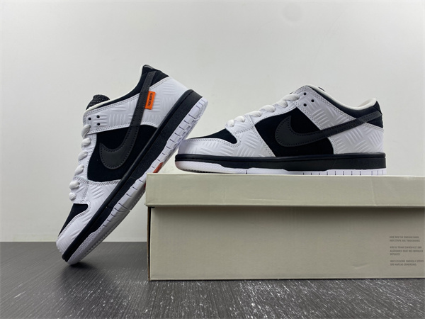 TIGHTBOOTH x Nike SB Dunk Low