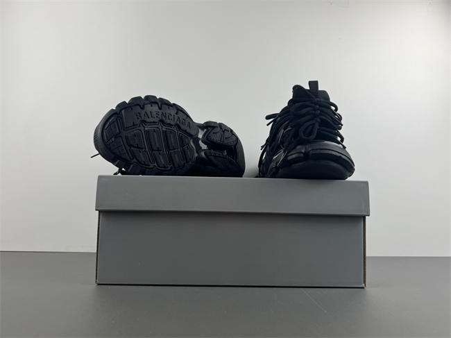 Ba*len*cia*ga runner、demna  786281 w3co1 1000