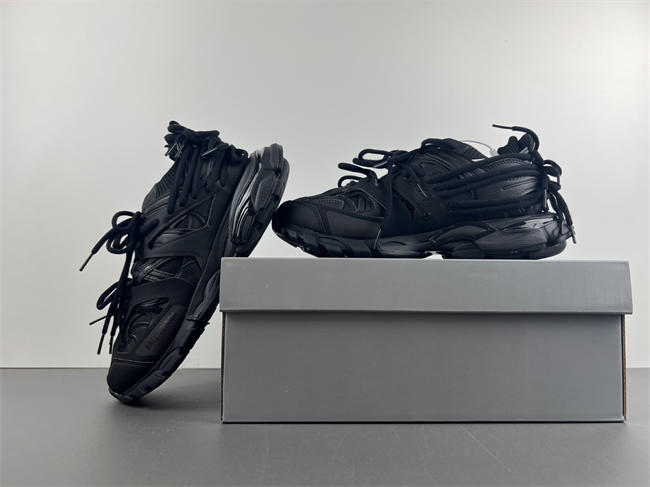 Ba*len*cia*ga runner、demna  786281 w3co1 1000