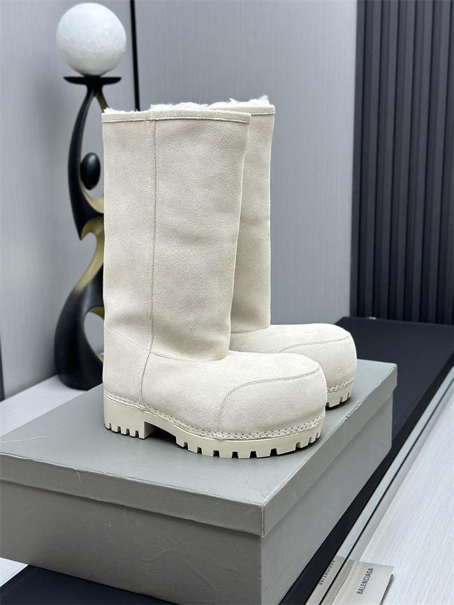 Ba*len*cia*ga alaska fur boot