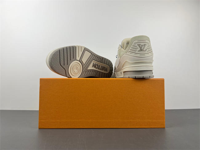 l0*is V*t0n lv trainer lv8136