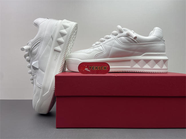 Va1e*ntin0 sneakers