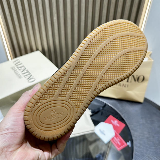 Va1e*ntin0 sneakers