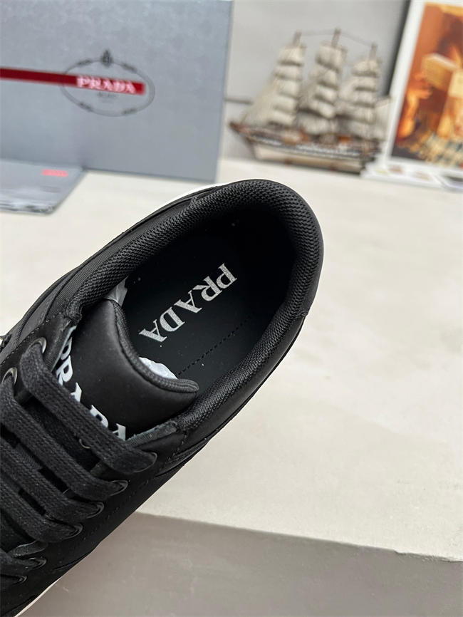 Pra*a sneaker