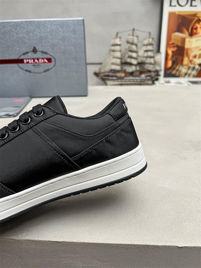 Pra*a sneaker