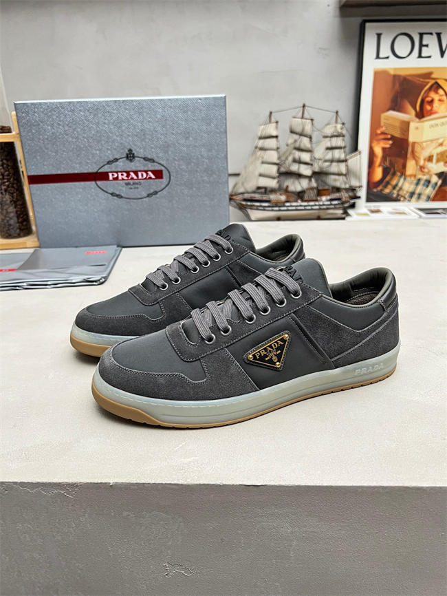 Pra*a sneaker