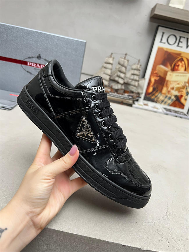 Pra*a sneaker