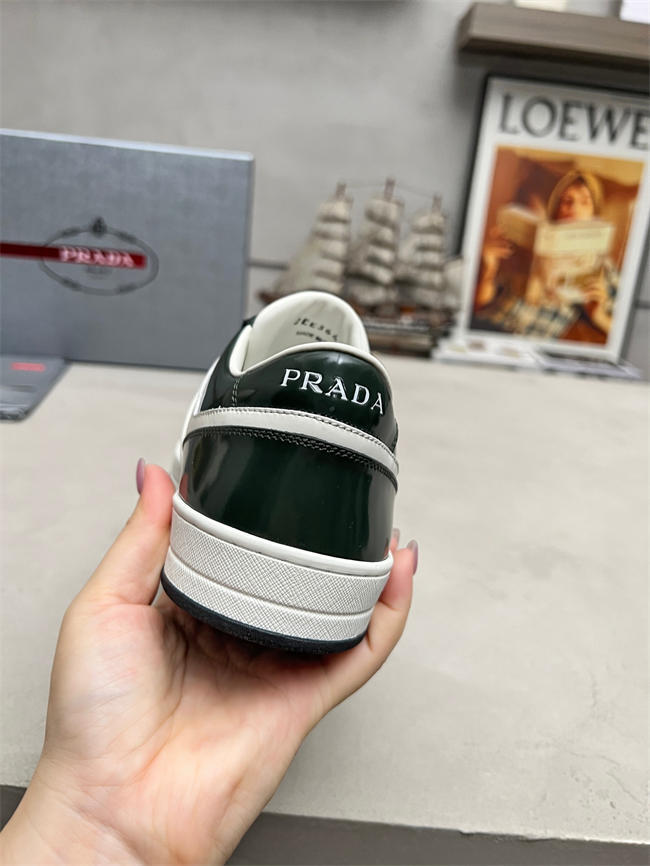 Pra*a sneaker
