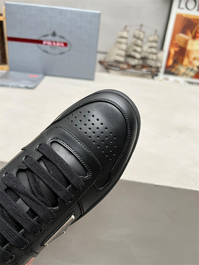 Pra*a sneaker