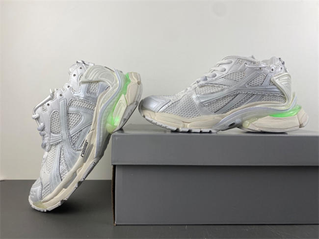 Ba1en*iaga runner led 853225-wrnld 0102