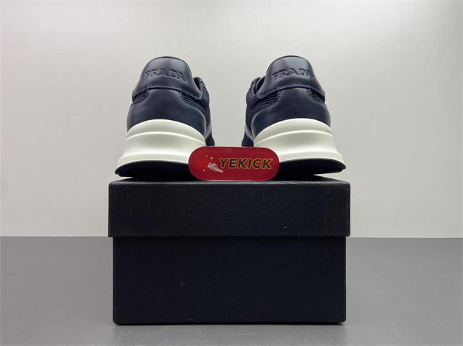 Pra*a sneaker