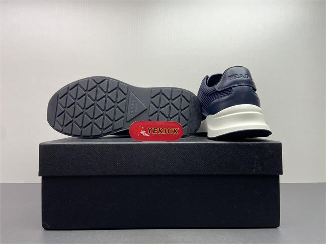 Pra*a sneaker